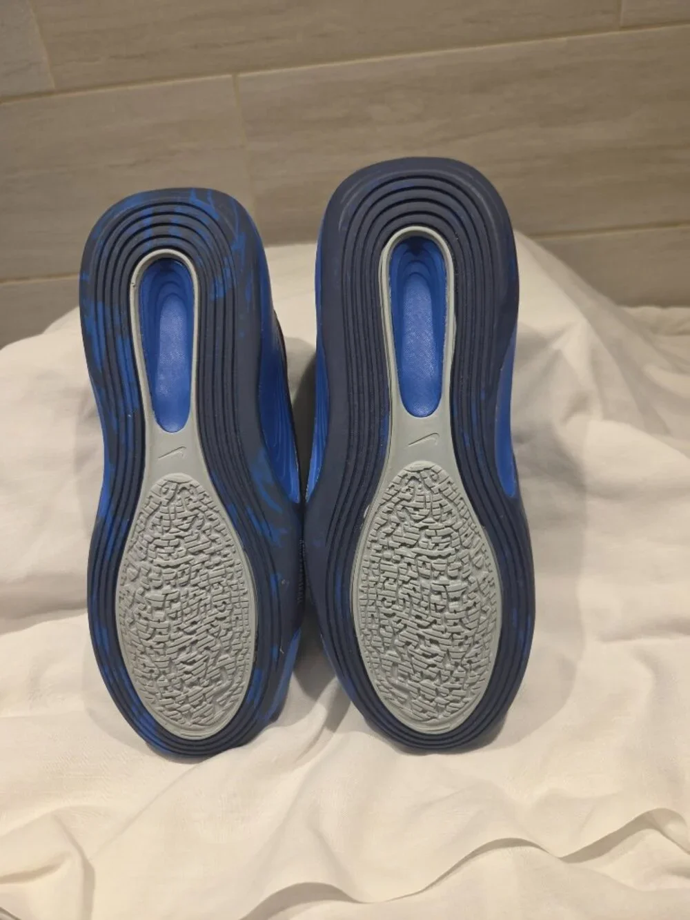 NIKE ISOFLY KIDS BASKETBALL/RUNNING SHOE ROYAL BLUE SIZE 6Y